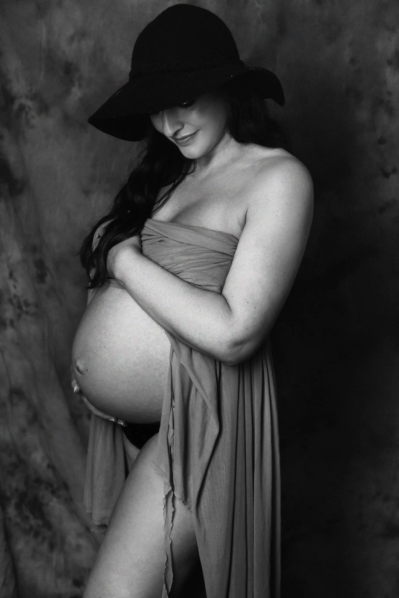 fotografia de uma grávida com 8 meses ,foto preto e branca, fotografia para gestante.